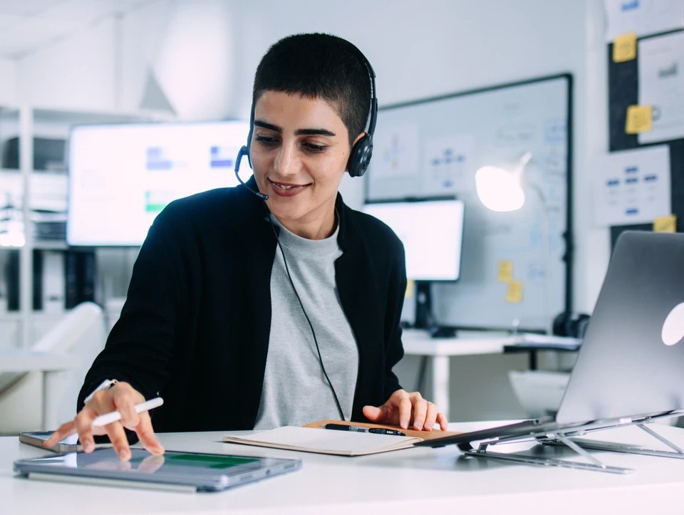 Personne utilisant un ordinateur portable pour se connecter &agrave; un syst&egrave;me s&eacute;curis&eacute;, mains sur clavier, &eacute;cran affichant interface de connexion avec ic&ocirc;ne cadenas, champs nom d'utilisateur et mot de passe