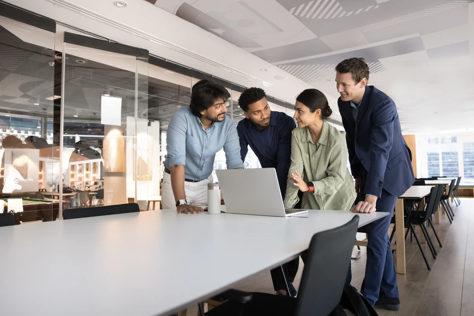 Deux professionnels analysent des données sur un écran interactif dans un bureau moderne