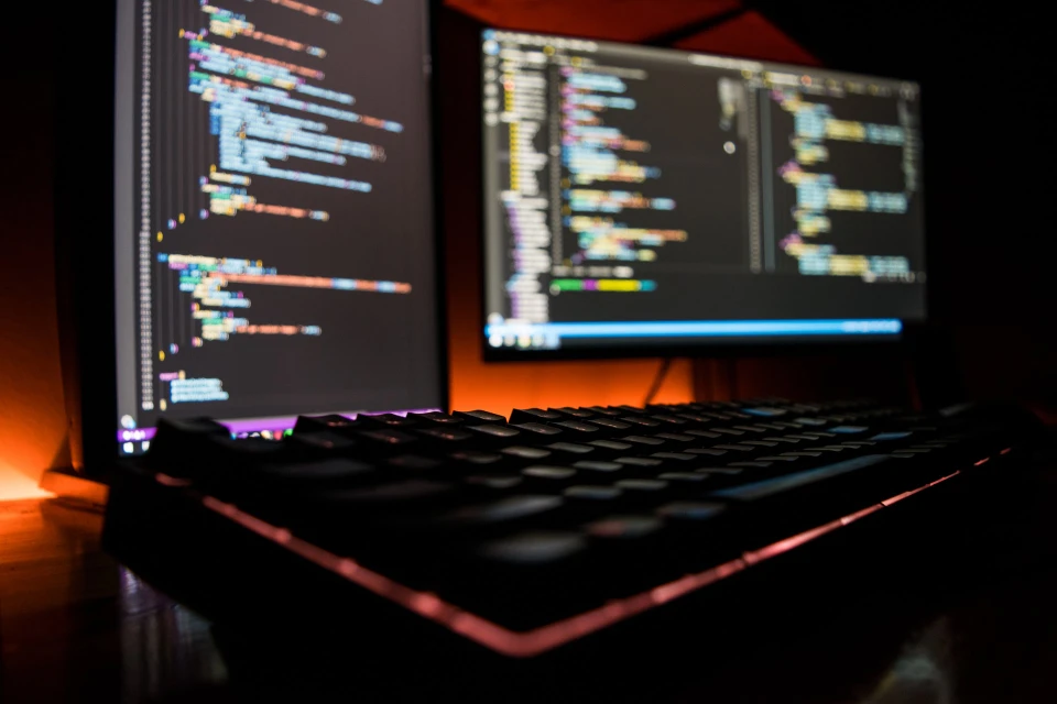 Espace de travail moderne avec deux professionnels analysant des données sur ordinateur portable